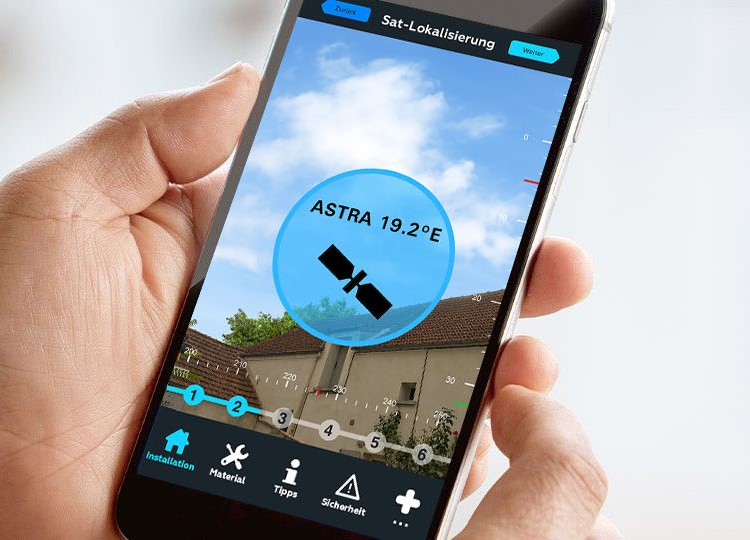 Eine Hand hält ein Smartphone, auf dem die Astra App geöffnet ist.