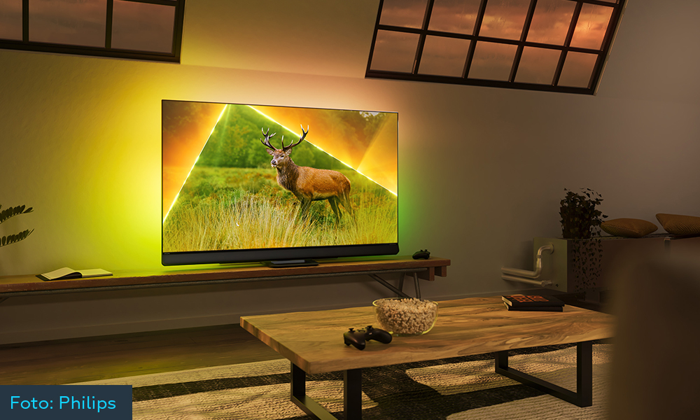 Fernseher mit dreiseitigen Ambilight.