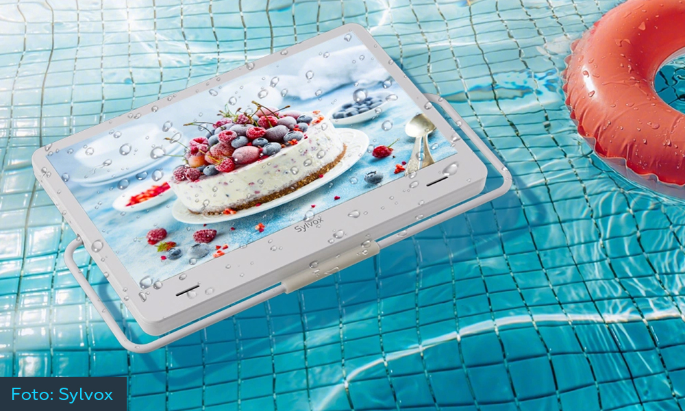 Ein Küchenfernseher schwimmend in einem Pool.