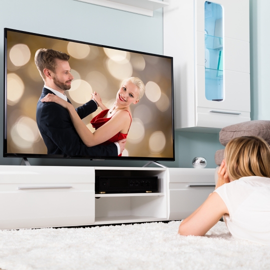 Person schaut Fernseher.