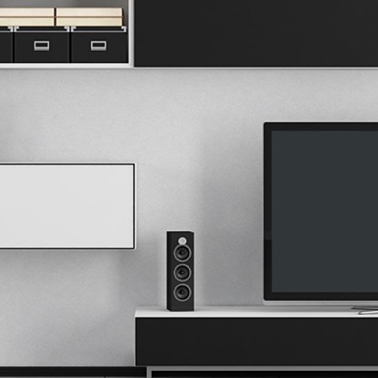 Ein Fernseher Set mit Soundanlage.