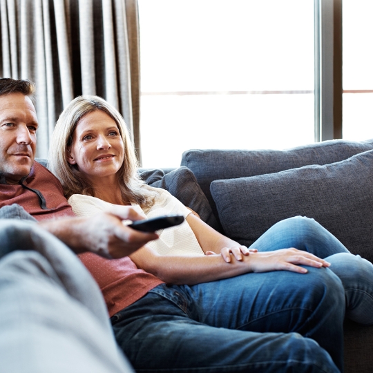 Zwei Personen schauen Fernsehen.