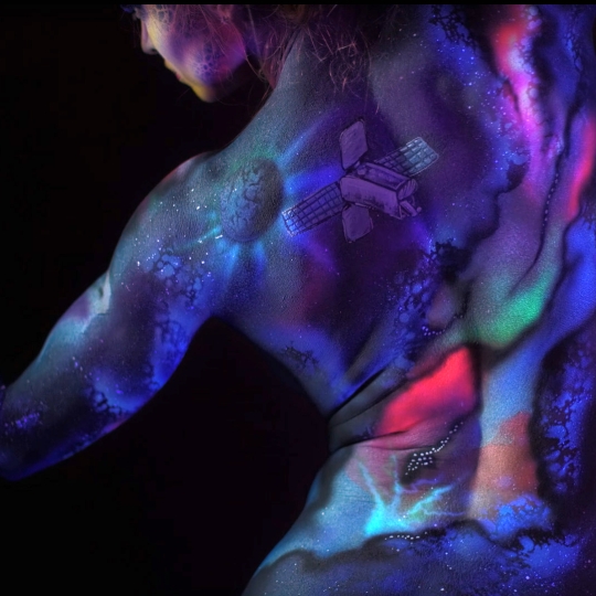UV-Farben auf einem Rücken.