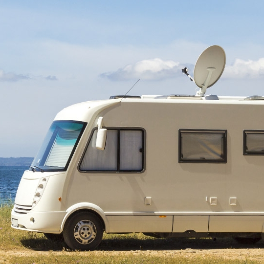 Ein Campingbus in einer Landschaft.