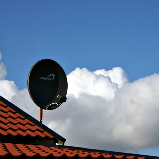 Ein Satellit auf einem Dach.