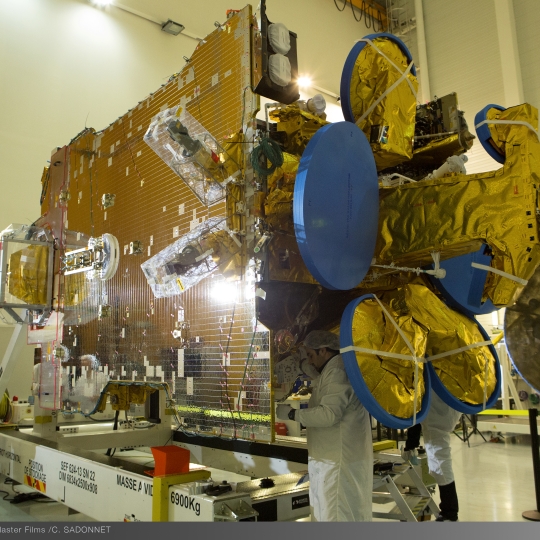 Satelliteningenieure bei einer Satellitenkonstruktion.
