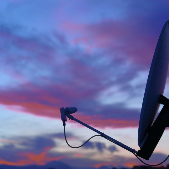 Ein Satellit von der Seite.