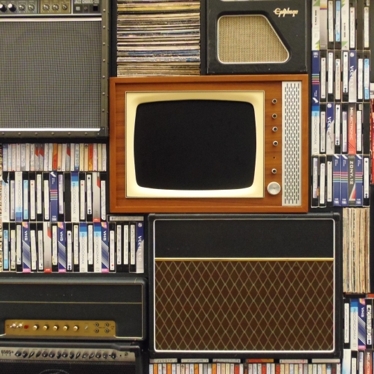 Alter Fernseher mit Videokassetten.