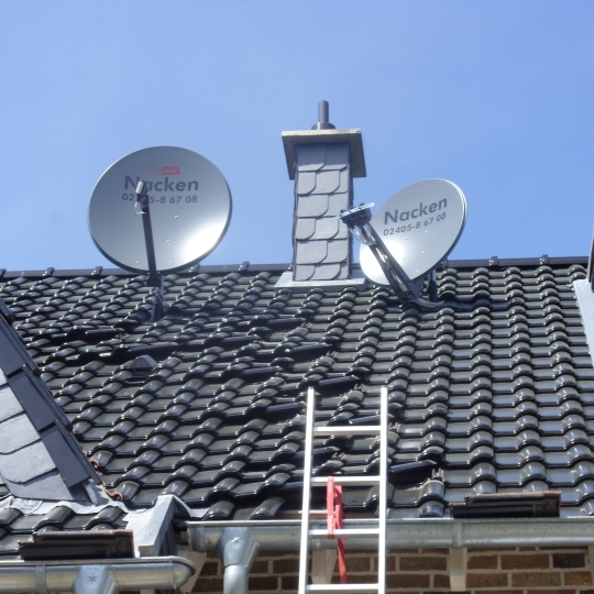 Satellitenschüsseln auf einem Dach.