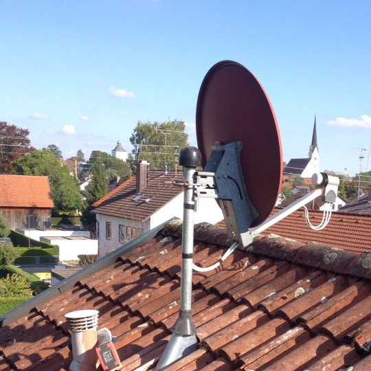 Ein Satellit auf einem Dach.
