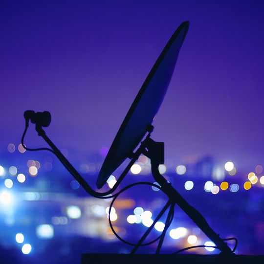 Ein Satellit von der Seite.