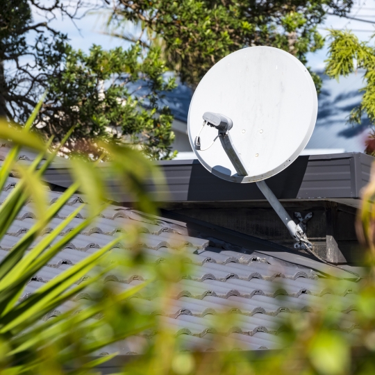 Satellitenschüssel auf einem Dach.