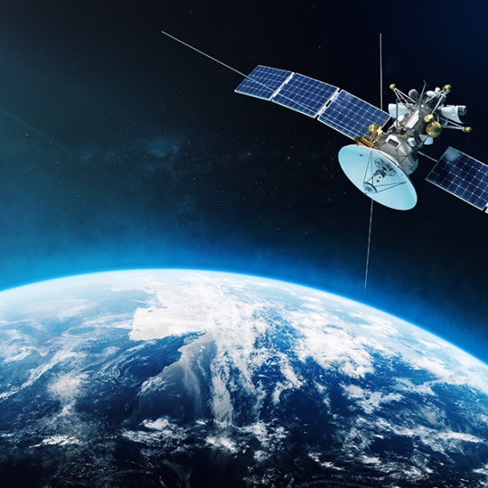 Ein Weltraum-Satellit neben dem Planet Erde.
