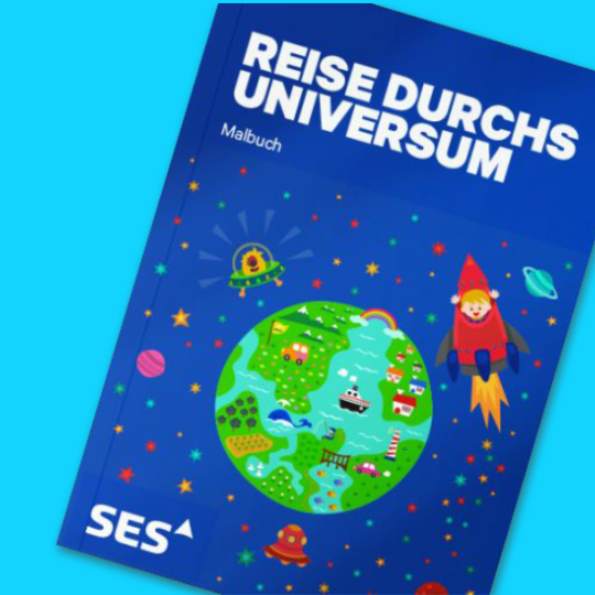 Malbuch mit Titel ‚Reise durchs Universum‘ und Wachsmalstiften. 