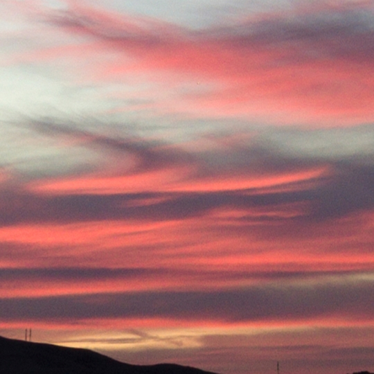Satellitenschüssel bei Sonnenuntergang.