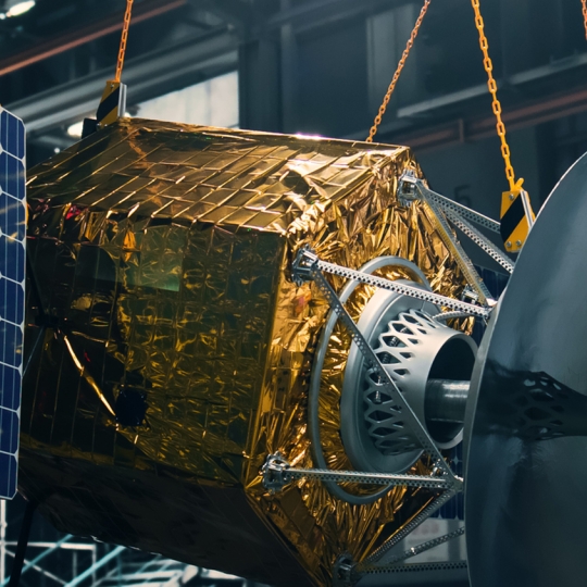 Person vor einem Weltraum-Satellit.