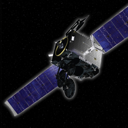 Ein Satellit im Weltraum mit der Erde im Hintergrund.