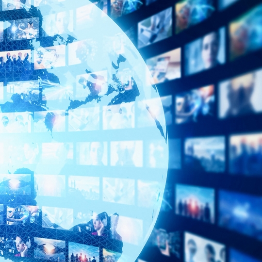 Holografische Darstellung der Erde vor Fernseher Programmen.