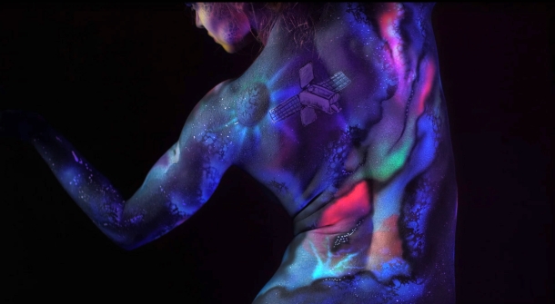 UV-Farben auf einem Rücken.