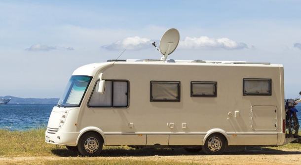 Ein Campingbus in einer Landschaft.