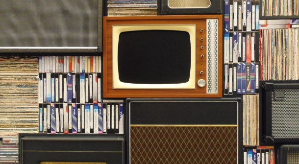 Alter Fernseher mit Videokassetten.