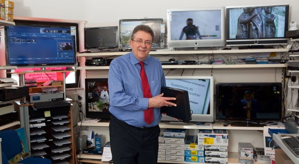 Eine Person vor Fernseher.