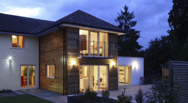 Ein beleuchtetes Haus.