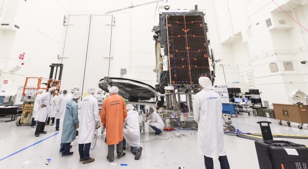 Satelliteningenieure arbeiten an einem Satelliten.