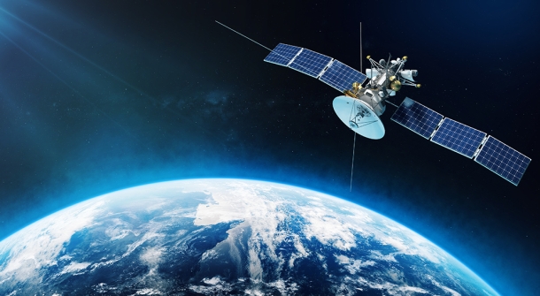 Ein Weltraum-Satellit neben dem Planet Erde.