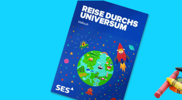 Malbuch mit Titel ‚Reise durchs Universum‘ und Wachsmalstiften.