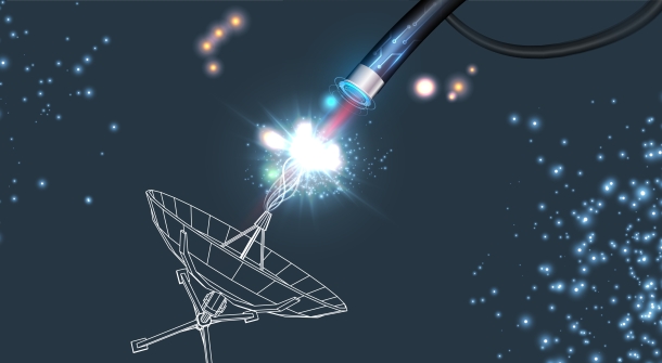 Satellit und Kabel berühren sich und sprühen Funken.