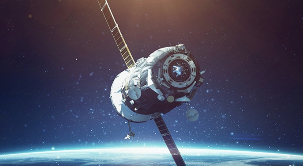 Ein Satellit im Weltraum.