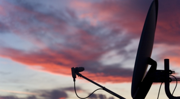 Satellit vor einem Sonnenuntergang.