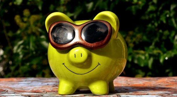 Ein Sparschwein mit einer Sonnenbrille.