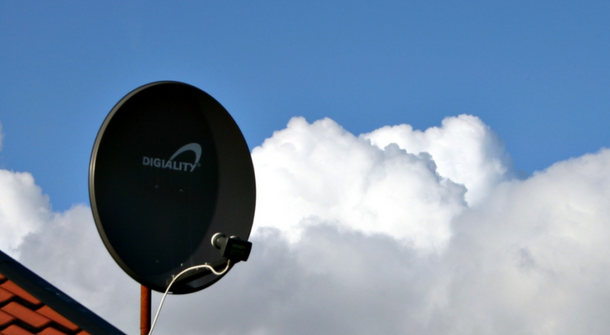 Eine Satellitenschüssel, die auf dem Dach montiert ist.