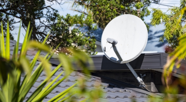 Eine angebrachte Satellitenschüssel.