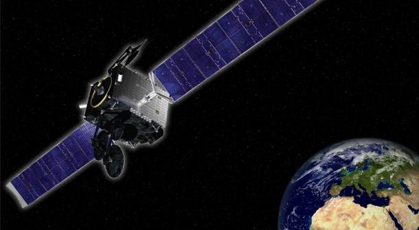 Ein Satellit im Weltraum mit der Erde im Hintergrund.