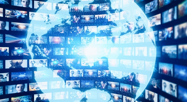 Holografische Darstellung der Erde vor Fernseher Programmen.