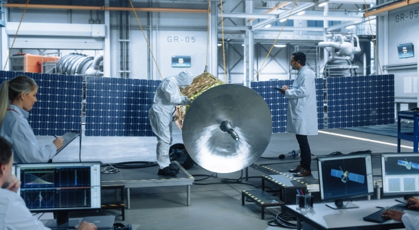 Ein Satellit in einem Labor.