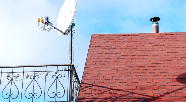 Das Dach eines Hauses mit einer installierten Satellitenschüssel.