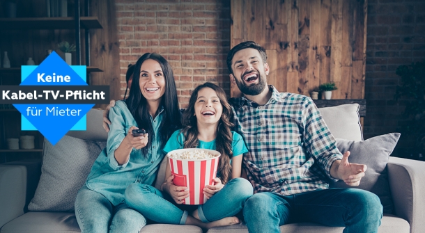 Eine Familie sitzt auf der Couch und schaut fern, mit dem Text ‚Keine Kabel-TV-Pflicht für Mieter‘.